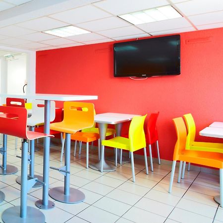 Premiere Classe Montreuil Montreuil  Ngoại thất bức ảnh The interior of a typical McDonald's restaurant