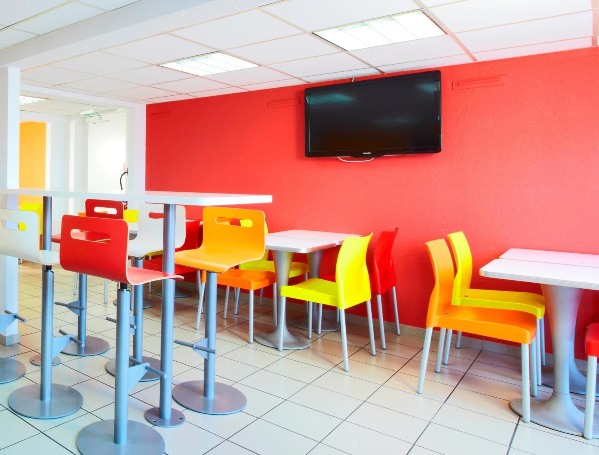 Premiere Classe Montreuil Montreuil  Ngoại thất bức ảnh The interior of a typical McDonald's restaurant