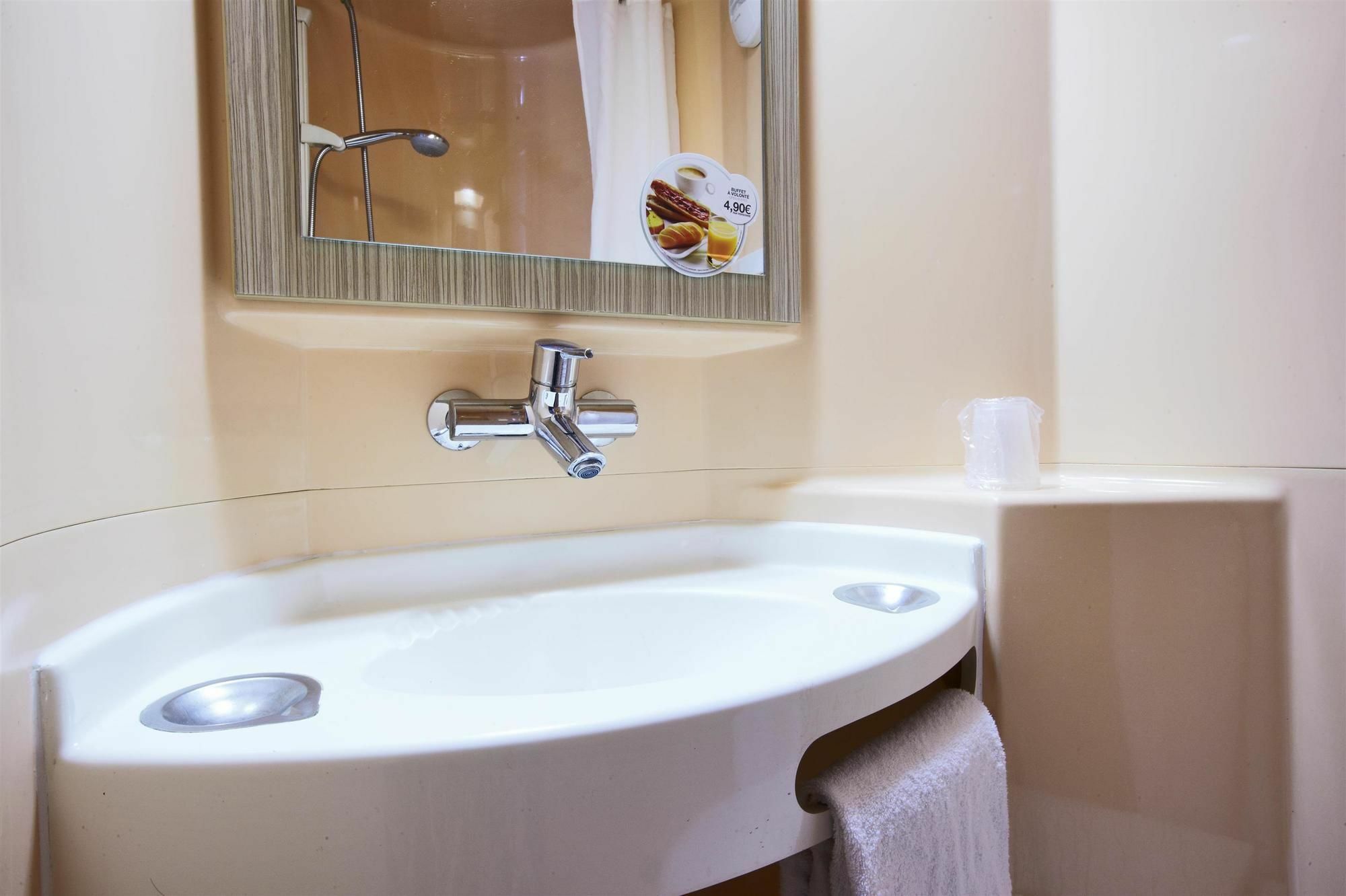 Premiere Classe Montreuil Montreuil  Ngoại thất bức ảnh A wall mounted tap